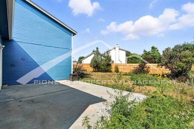Building Photo - Spacious Home with Washer/Dryer and Centra...