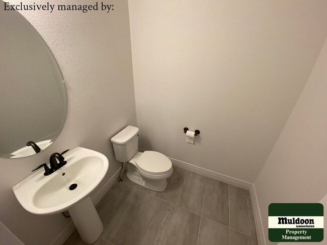 Building Photo - Nice townhome perfect for entertaining! Av...