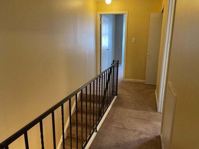 Building Photo - Freshly Renovated 2 Bedroom 1 Bath a block...