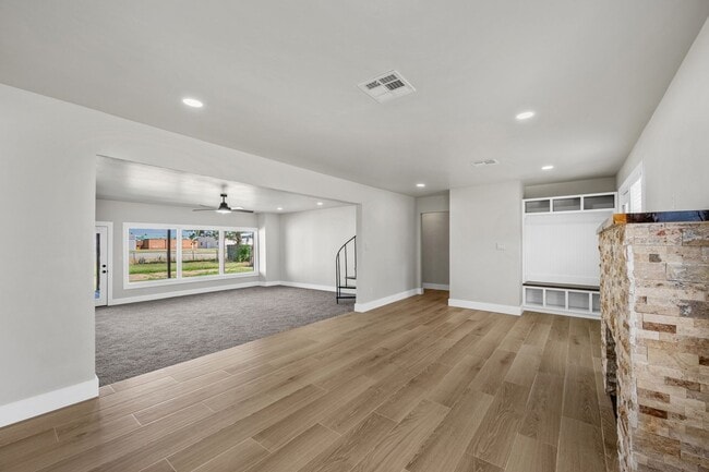 Building Photo - 5 Bedroom