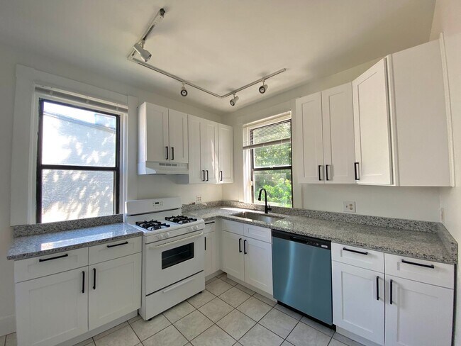 Building Photo - 451 Warner St