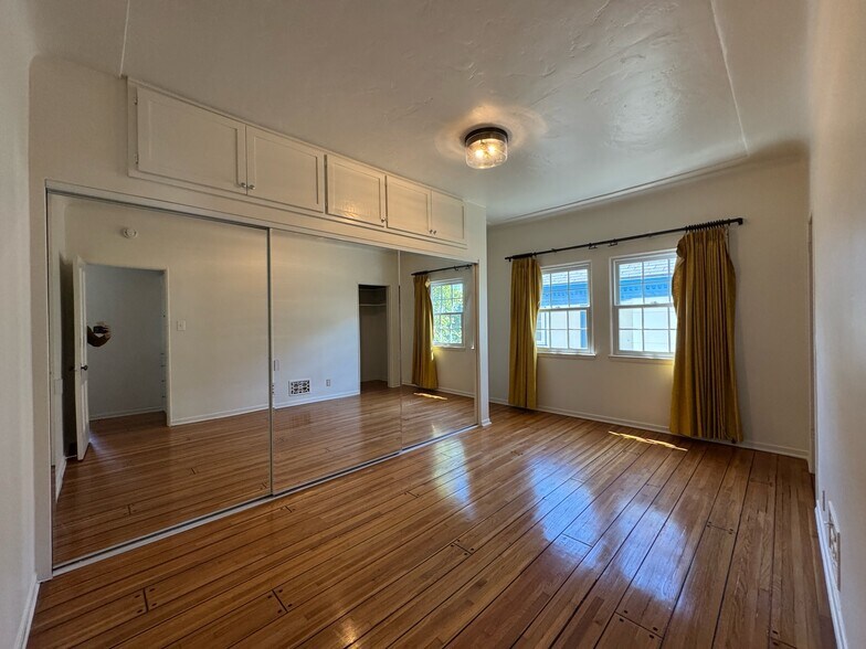 Building Photo - 10966 Strathmore Dr