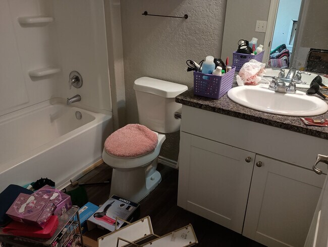 Building Photo - Room in Single Family Home on Ashworth Blvd