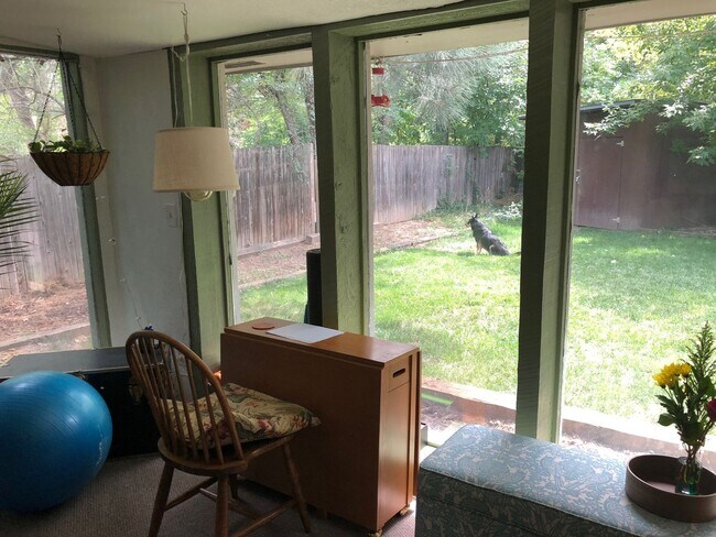 Building Photo - Adorable, Centrally Located 3 Bed/1.5 Bath Home
