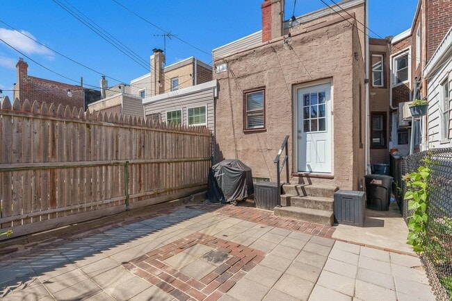 Building Photo - 2609 E Ontario St