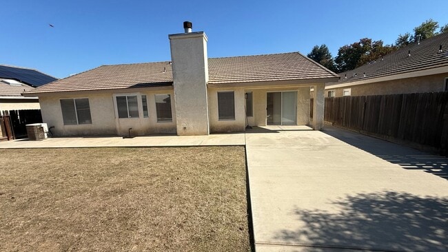 Building Photo - 3 Bedroom, 2.5 bath home in Desirable Fresno Neighborhood