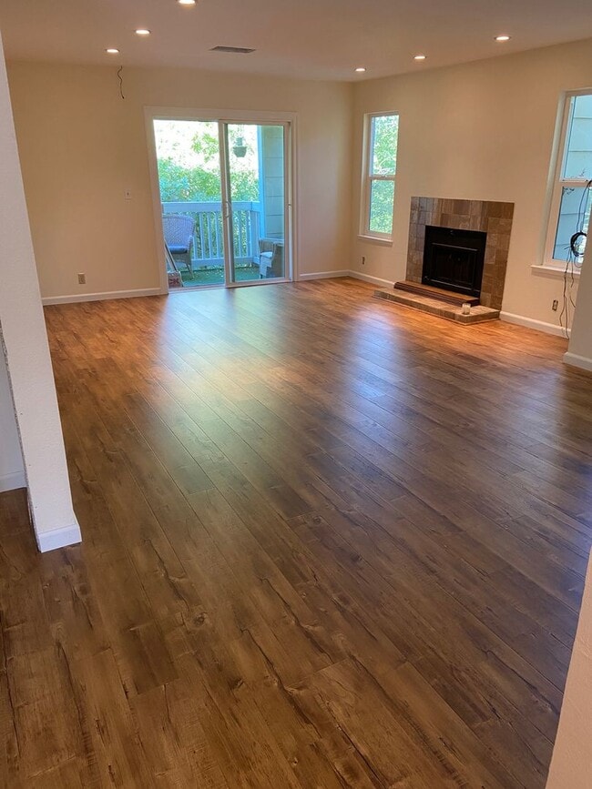 Building Photo - Beautifully Updated 2-bedroom 2 bath Condo...