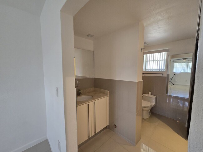 Building Photo - 2-Bed, 2-Bath Miami Condo in HOA Community – Pool, Laundry On-Site