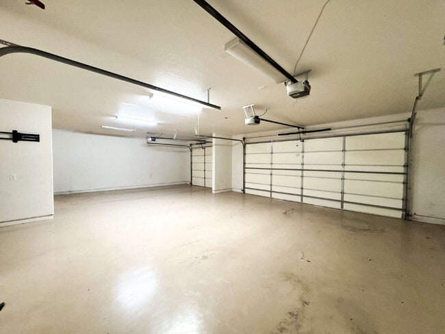 Building Photo - Exquisite 4-Bedroom, 3-Bath Haven in Sierr...