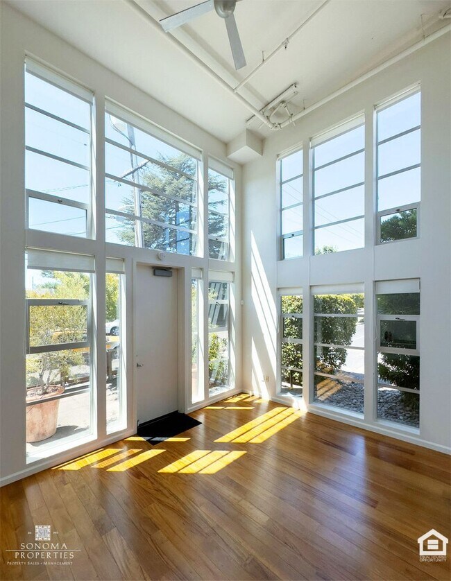 Building Photo - Modern 1BD/2BA Loft Just Minutes from Down...