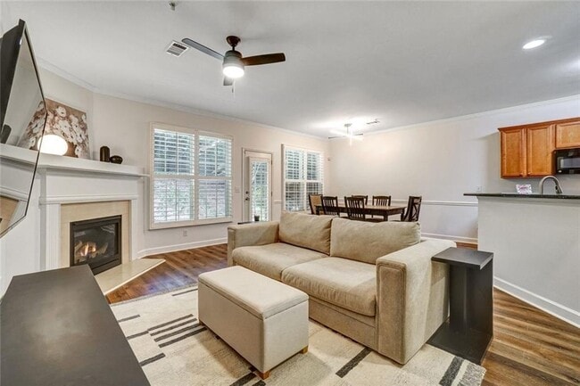 Building Photo - 702 Surrey Park Pl SE