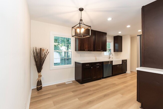 Building Photo - Three Bedroom Home!