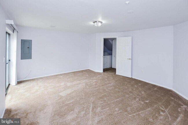 Building Photo - 915 Westlake Dr