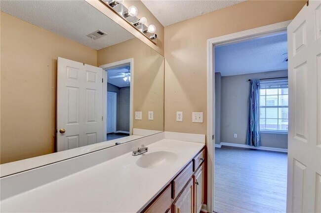 Building Photo - 229 Riverstone Commons Cir