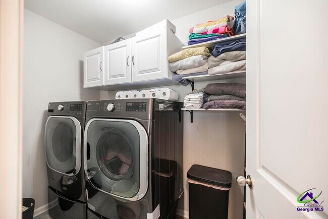 Building Photo - 421 Newport Ave