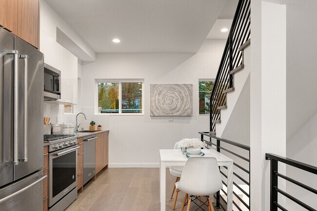 Building Photo - Stylish, Bright and Efficient 2 bed 1.75 Bath Townhome. Walk to U-Village!