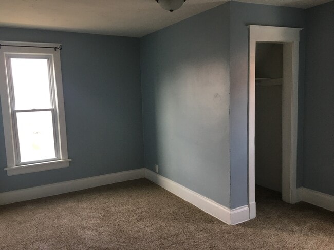 Building Photo - 936 Crescent St NE