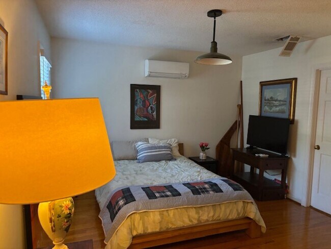 Building Photo - Fully furnished 1 bedroom 1 bath garage apartment