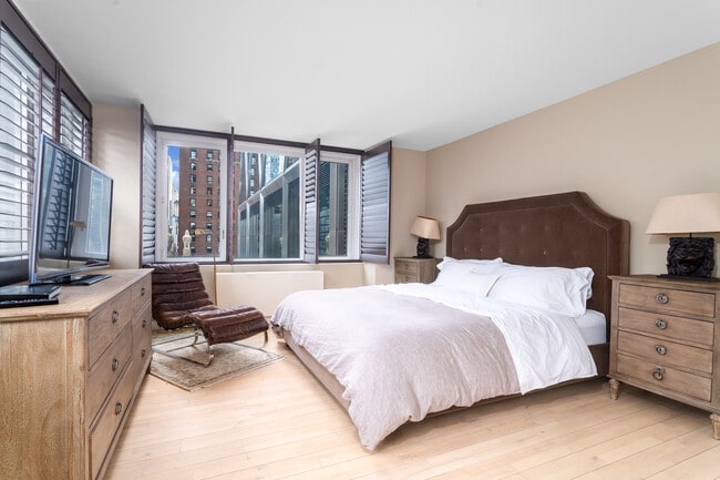 Building Photo - 322 W 57th St