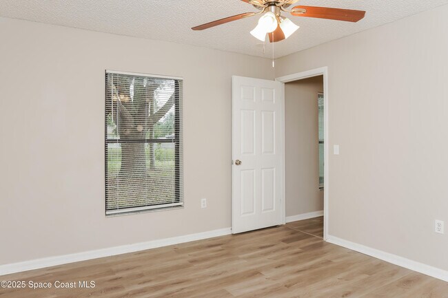 Building Photo - 430 Almansa St NE