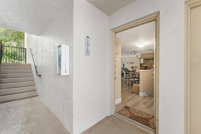 Building Photo - 1000 Crestwood Ct S