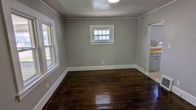 Building Photo - Newly renovated gem located in Akron