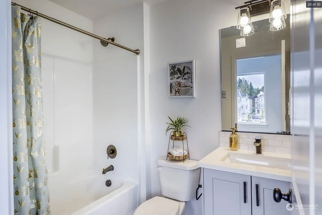 Building Photo - Beautiful, private 2 bed, 2.5 bath townhou...