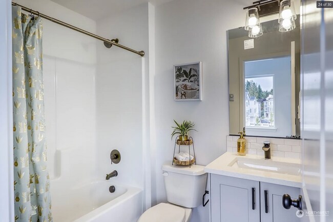 Building Photo - Beautiful, private 2 bed, 2.5 bath townhouse in Silverdale