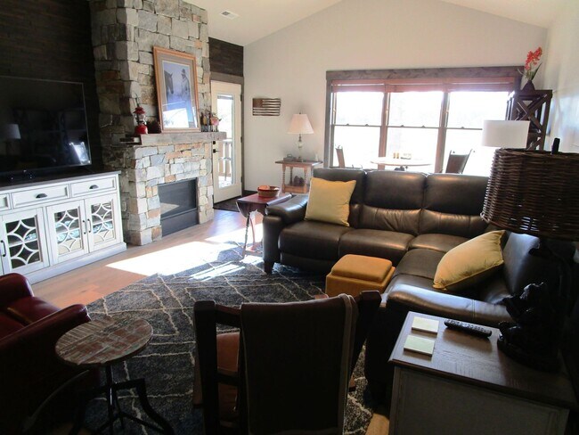 Building Photo - Delightful Monterra 2 Bed 2 Bath Condo wit...
