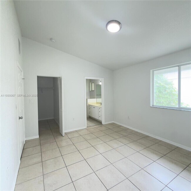 Building Photo - 1692 SE 9th Ave