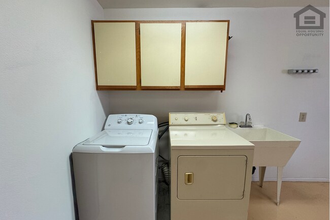 Building Photo - 2Bed/2Bath Home in 55+ Age-Restricted Community in Sun City West!