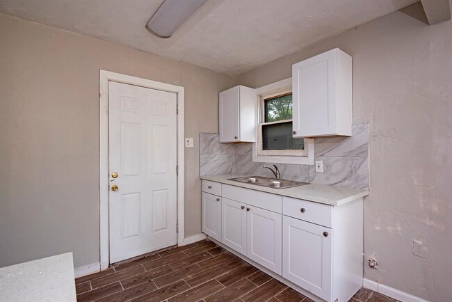 Building Photo - 6725 Bunche Dr