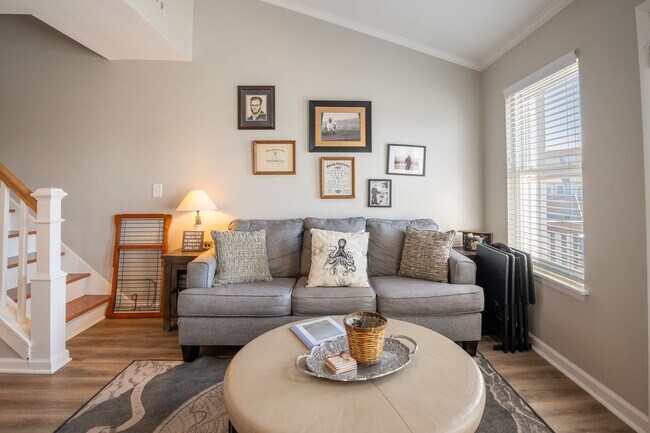 Building Photo - FURNISHED OFF-SEASON MONTHLY RENTAL-STARTING JANUARY 2026