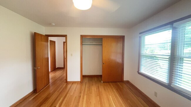 Building Photo - 1400 McClung Ave SE