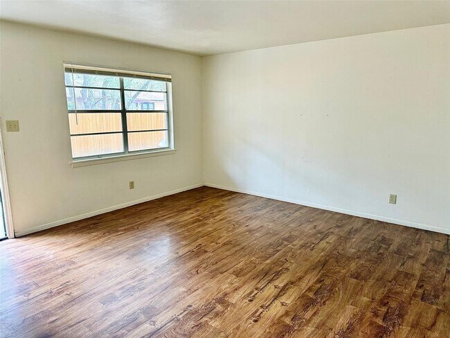 Building Photo - 2411 S 5th St