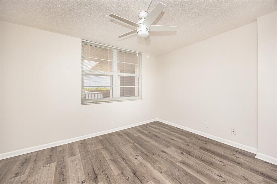Building Photo - 250 Jacaranda Dr