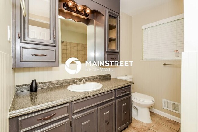 Building Photo - 3 Bedroom Pet-Friendly Home in Center Poin...