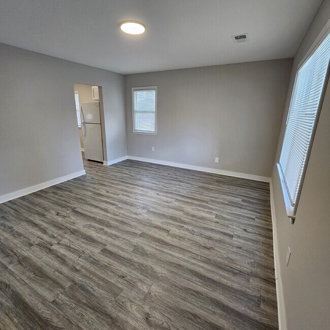 Building Photo - 2 bed, 1 bath renovated ranch. Kitchen has new cabinets, granite counters. All appliances, remode...