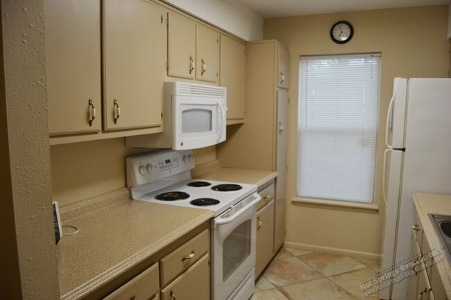 Building Photo - DeSoto Courts | Townhome | Furnished or Un...