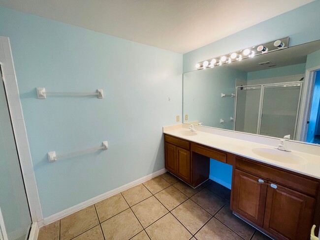 Building Photo - Family-Friendly Townhome Close to Beaches ...