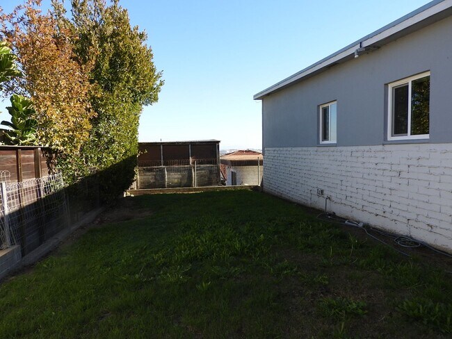 Building Photo - WOW views from this classic 3 bed 2 bath home