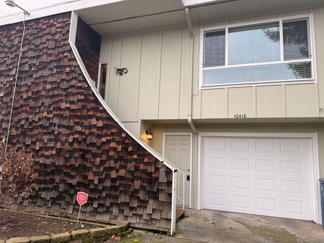 Building Photo - Fully Furnished 2 bed, 1 bath w/ Garage in Puyallup!