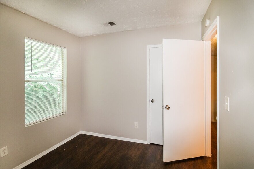 Building Photo - 1985 Glenwood Downs Dr