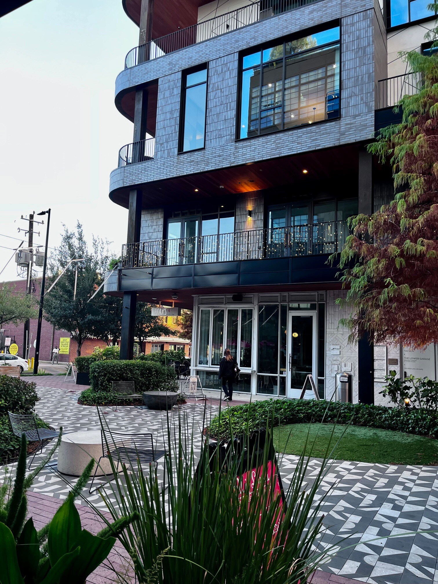 Building Photo - 405 W Drew St