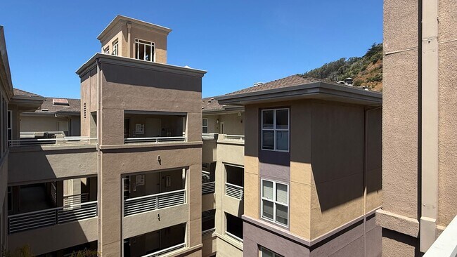 Building Photo - Epic REA - Top floor, Sweeping Views, 3 BR...