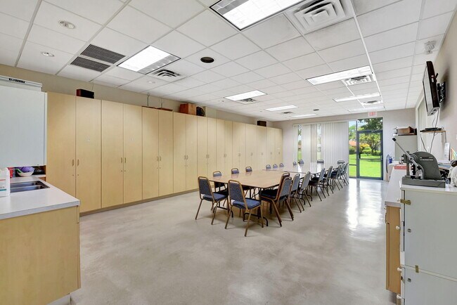 Building Photo - 2925 Riviera Dr