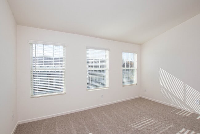 Building Photo - BEAUTIFUL 2 Bedroom Townhome in Midland - ...
