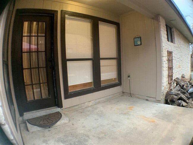 Building Photo - 16041 Stoneham Cir