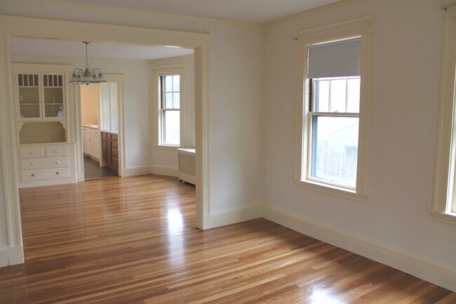 Building Photo - 6 Pleasant St