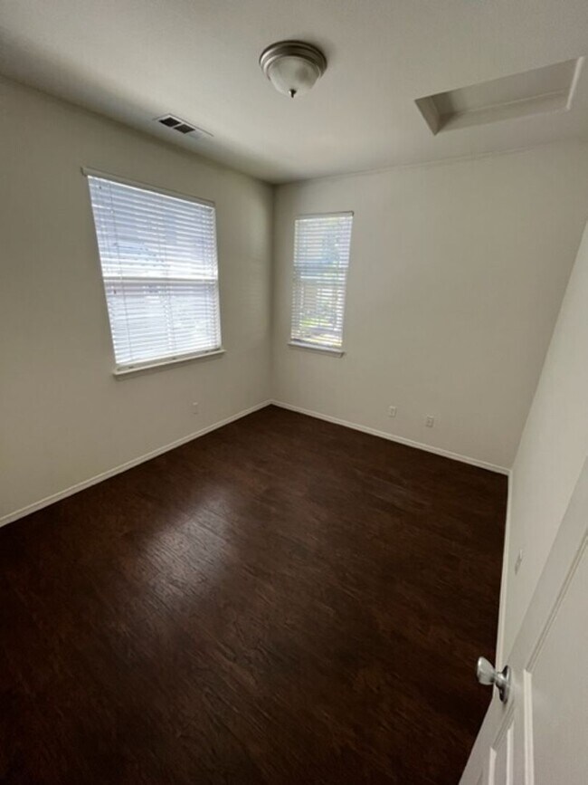 Building Photo - 3591 Sacramento Dr